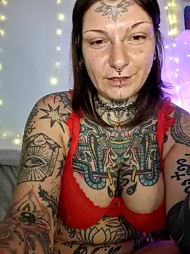 lizzardqueeen online show from February 14, 2026, 8:42 pm