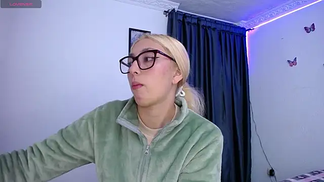 Snapshot of Soffy-brooks chatting on April 16, 2026, 4:35 am Soffy-brooks online show from April 16, 2026, 4:35 am