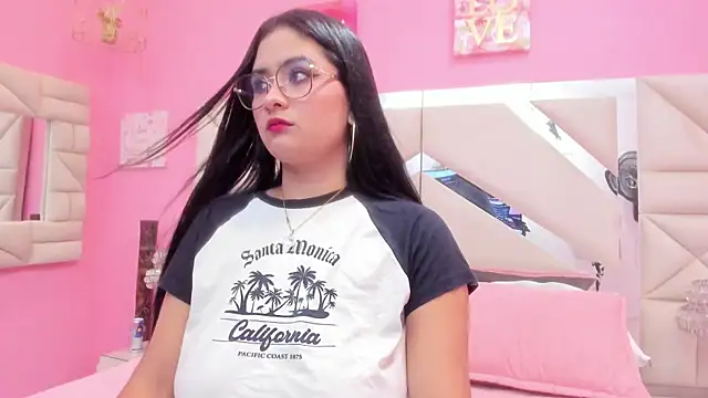 scarlette 15  online show from April 3, 2026, 7:42 pm