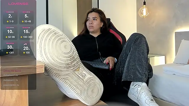 Snapshot of alma_fenix chatting on October 28, 2025, 12:37 pm alma fenix online show from October 28, 2025, 12:37 pm