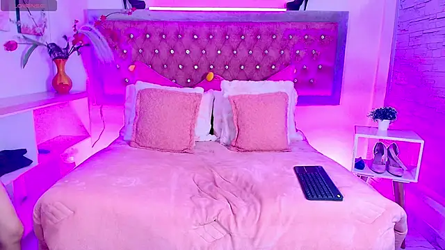 EmmaWilder online show from November 7, 2025, 8:35 pm