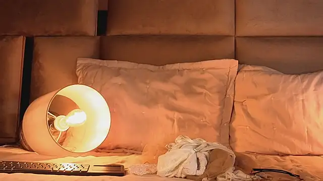 angelinepossy online show from November 3, 2025, 6:11 pm