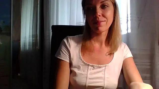 Snapshot of VelvetLove287 chatting on November 26, 2025, 8:47 am VelvetLove287 online show from November 26, 2025, 8:47 am