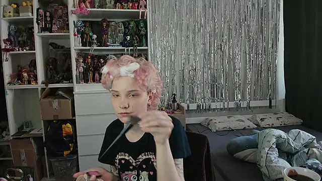 School Love online show from March 25, 2026, 7:08 am