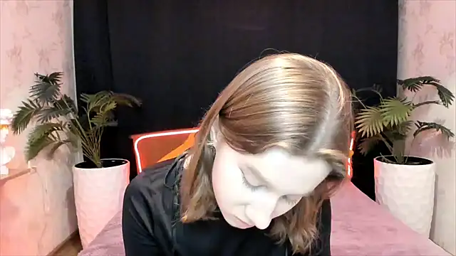 Snapshot of EnigmaSee chatting on February 6, 2025, 12:04 pm EnigmaSee online show from February 6, 2025, 12:04 pm