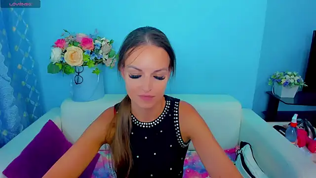 LindaaLu online show from July 28, 2026, 5:48 am