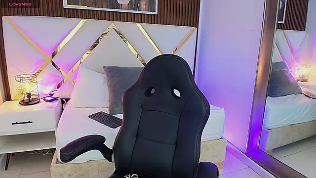 Emelie Ch1 online show from April 9, 2026, 7:03 am