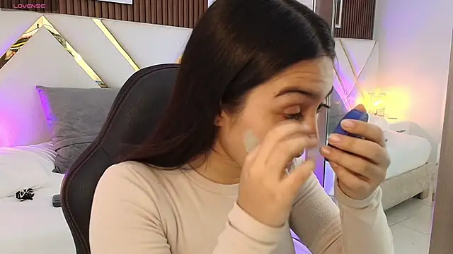 Emelie Ch1 online show from April 8, 2026, 3:52 am