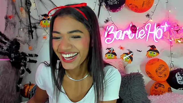 Snapshot of BarbieHotLaura chatting on October 22, 2025, 3:44 pm BarbieHotLaura online show from October 22, 2025, 3:44 pm