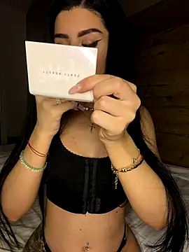 Snapshot of Ameliablack_1 chatting on December 14, 2025, 9:53 pm Ameliablack 1 online show from December 14, 2025, 9:53 pm