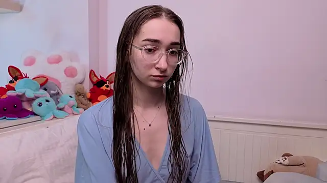 PollyBeev online show from June 7, 2026, 7:35 am