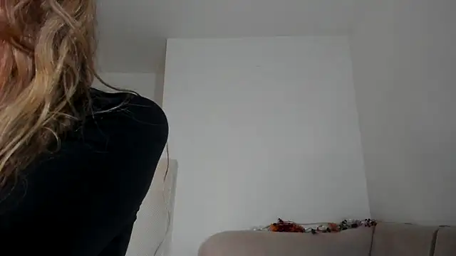 Snapshot of MiaMews chatting on October 26, 2025, 1:22 pm MiaMews online show from October 26, 2025, 1:22 pm