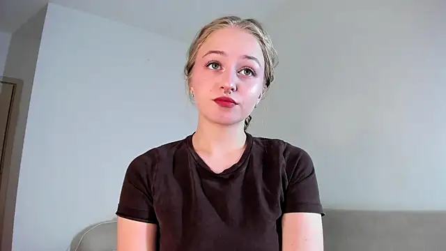 Snapshot of MiaMews chatting on November 12, 2025, 12:31 pm MiaMews online show from November 12, 2025, 12:31 pm