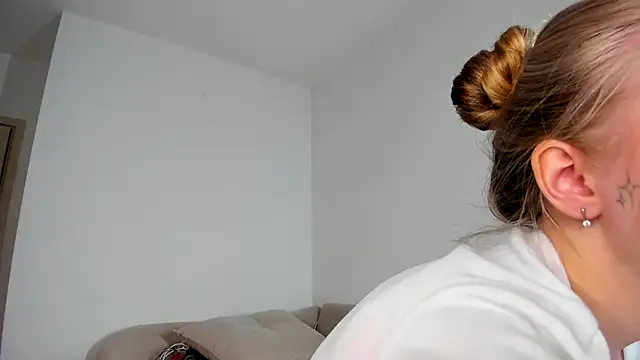 Snapshot of MiaMews chatting on November 13, 2025, 12:31 pm MiaMews online show from November 13, 2025, 12:31 pm