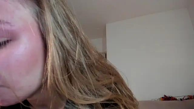 Snapshot of MiaMews chatting on October 28, 2025, 12:59 pm MiaMews online show from October 28, 2025, 12:59 pm