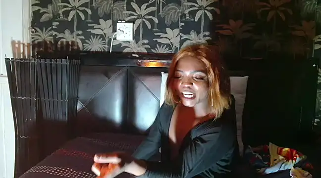 Snapshot of RoyalQueenxx chatting on March 5, 2025, 10:32 pm RoyalQueenxx online show from March 5, 2025, 10:32 pm