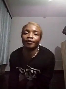 Snapshot of RoyalQueenxx chatting on February 11, 2025, 10:50 pm RoyalQueenxx online show from February 11, 2025, 10:50 pm