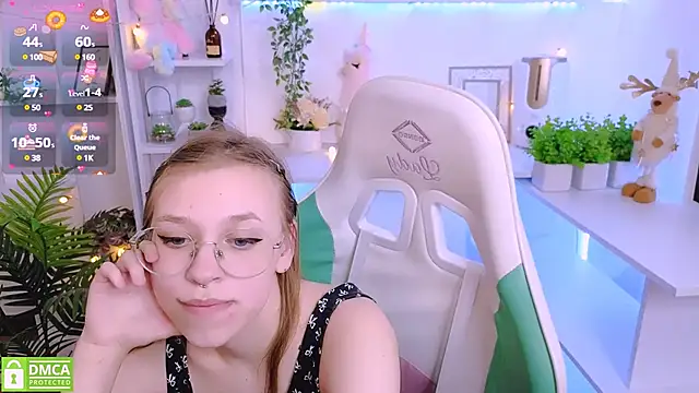 LayriantaVee online show from March 19, 2025, 1:18 pm