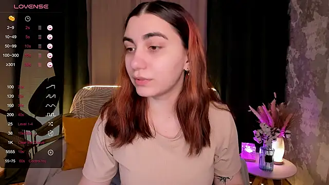 Snapshot of hannacheekss_ chatting on November 19, 2025, 2:11 am hannacheekss online show from November 19, 2025, 2:11 am