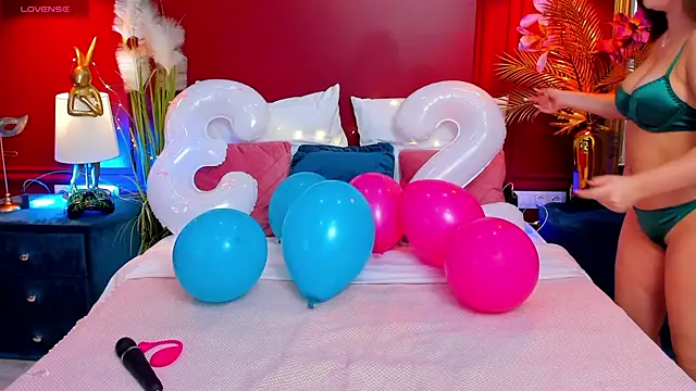 Snapshot of GiaCale chatting on November 1, 2025, 6:19 am GiaCale online show from November 1, 2025, 6:19 am