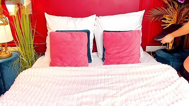 Snapshot of GiaCale chatting on November 23, 2025, 6:34 am GiaCale online show from November 23, 2025, 6:34 am