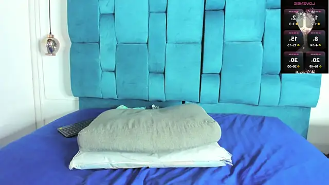 mia  fernandez online show from November 14, 2025, 7:06 pm