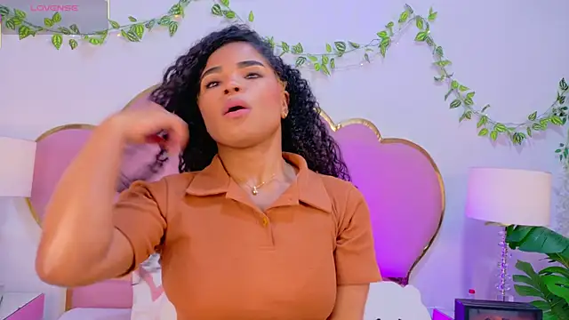 Snapshot of NahiaraReina chatting on December 16, 2025, 2:43 pm NahiaraReina online show from December 16, 2025, 2:43 pm