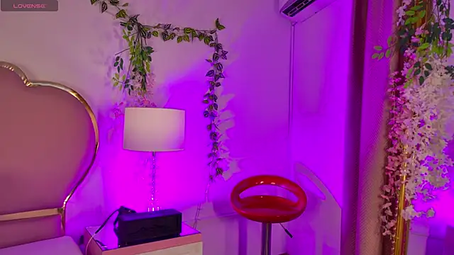 NahiaraReina online show from May 15, 2026, 1:42 pm