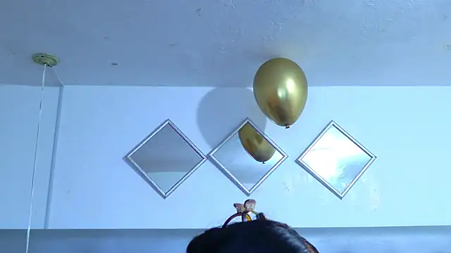 EileenBenzon online show from April 11, 2026, 5:04 am