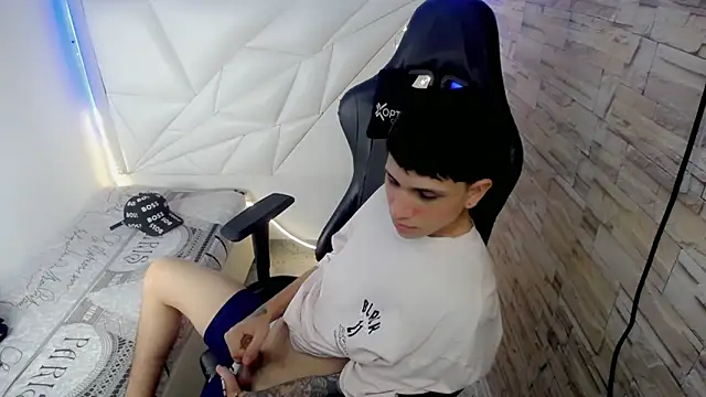 Brayan lopezz online show from December 4, 2024, 2:20 pm