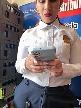 Snapshot of Alysson-- chatting on December 5, 2025, 1:43 pm Alysson-- online show from December 5, 2025, 1:43 pm