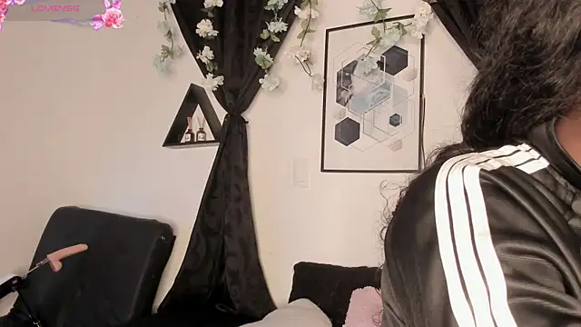 Snapshot of Khenta_Michells chatting on April 29, 2026, 10:52 am Khenta Michells online show from April 29, 2026, 10:52 am