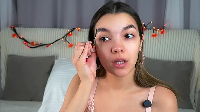 VeronaAppleberry online show from November 3, 2025, 11:14 am