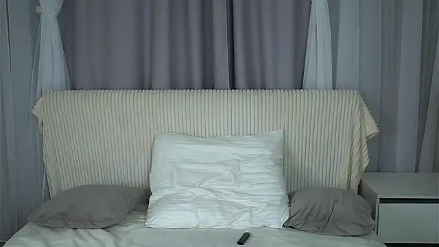 VeronaAppleberry online show from November 23, 2025, 11:42 am