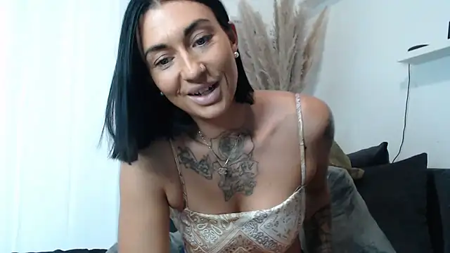 Snapshot of IntiMia chatting on October 6, 2025, 7:31 am IntiMia online show from October 6, 2025, 7:31 am