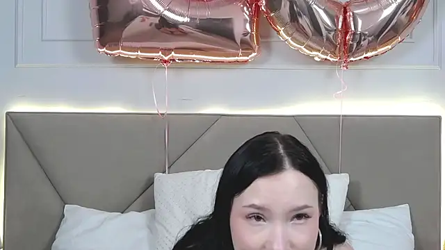 LeilaLow online show from February 18, 2025, 3:20 pm