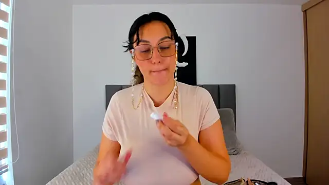 nataliepeterson online show from November 23, 2025, 9:14 pm