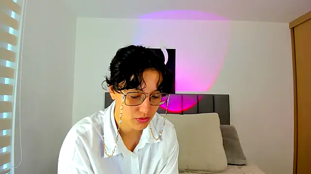 nataliepeterson online show from November 24, 2025, 1:33 pm