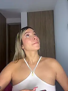 Snapshot of Issabela_G1 chatting on February 5, 2025, 3:23 am Issabela G1 online show from February 5, 2025, 3:23 am