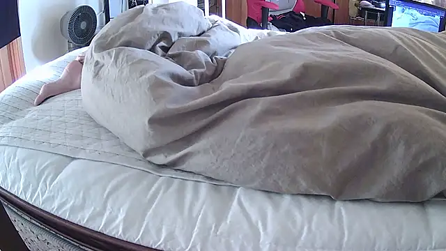 qoooqing67 online show from April 24, 2026, 8:55 pm