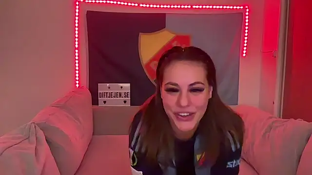 Snapshot of Dif-tjejen chatting on November 15, 2025, 7:18 pm Dif-tjejen online show from November 15, 2025, 7:18 pm