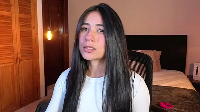 ChloeTurner  online show from April 6, 2026, 8:21 pm