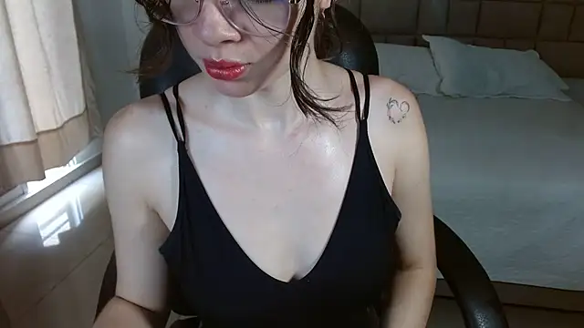 zoecruzz online show from November 29, 2025, 3:12 pm