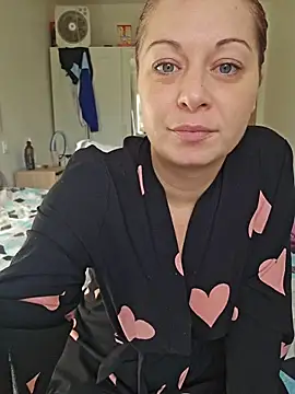 Chaudesquirt online show from December 3, 2025, 10:36 am