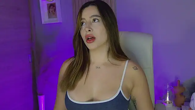 Snapshot of Alessia-miller_ chatting on December 31, 2024, 12:00 am Alessia-miller online show from December 31, 2024, 12:00 am