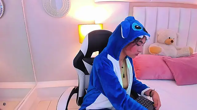 Snapshot of EllaBennet chatting on March 19, 2025, 5:19 am EllaBennet online show from March 19, 2025, 5:19 am