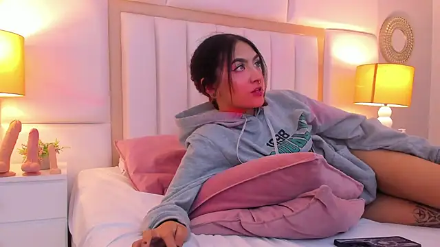 Snapshot of EllaBennet chatting on March 15, 2025, 8:37 am EllaBennet online show from March 15, 2025, 8:37 am