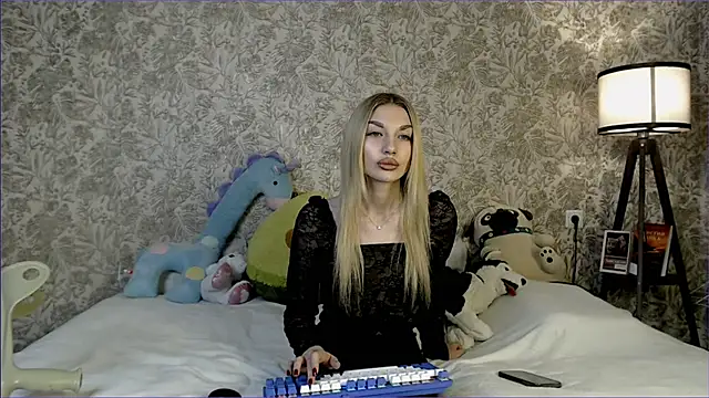 Snapshot of Ella_Milla chatting on October 22, 2025, 11:42 am Ella Milla online show from October 22, 2025, 11:42 am