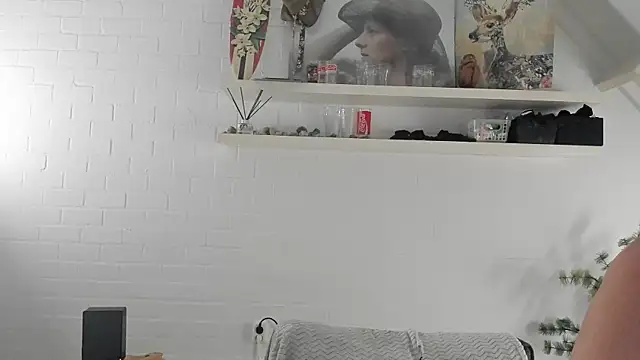 MendiPetite online show from February 13, 2026, 9:48 pm