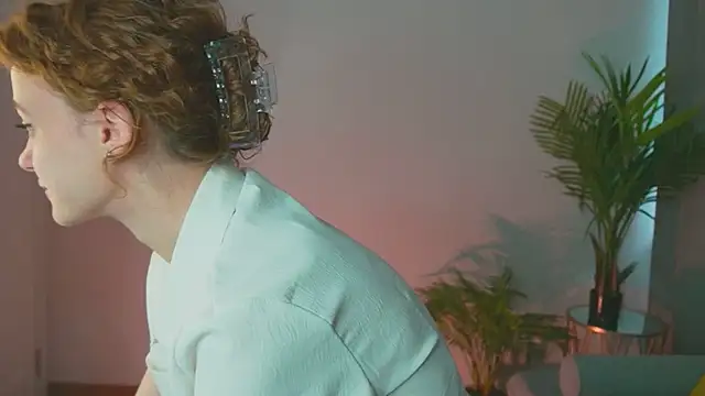 Snapshot of Curly_Moon chatting on March 16, 2025, 2:44 pm Curly Moon online show from March 16, 2025, 2:44 pm